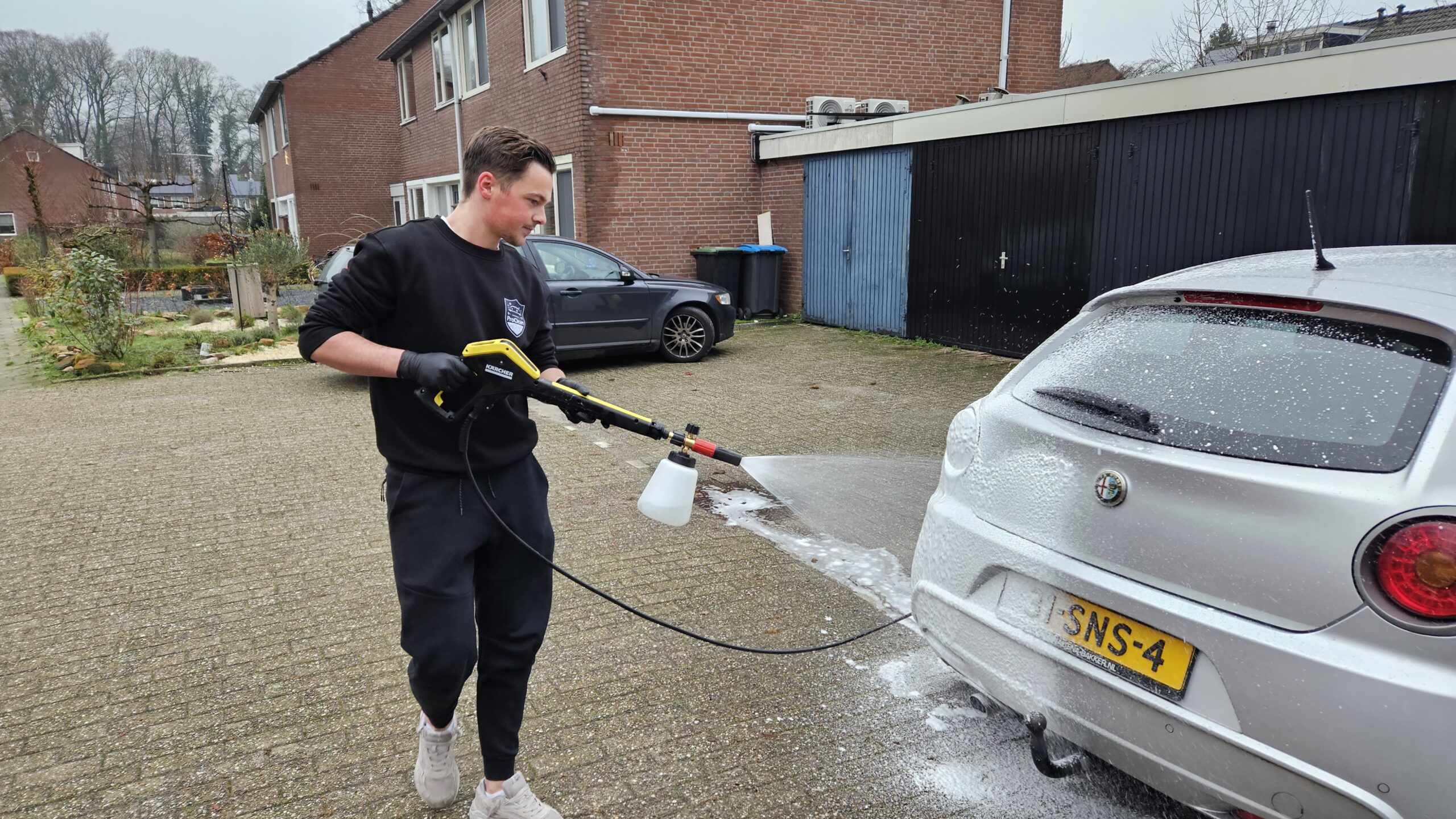 Auto inspuiten met foam
