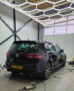 Volkswagen Golf GTI staat binnen onder hexagon lamp